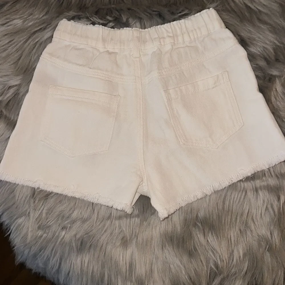 NWT raw trim white denim shorts. Size 6-7/130.
